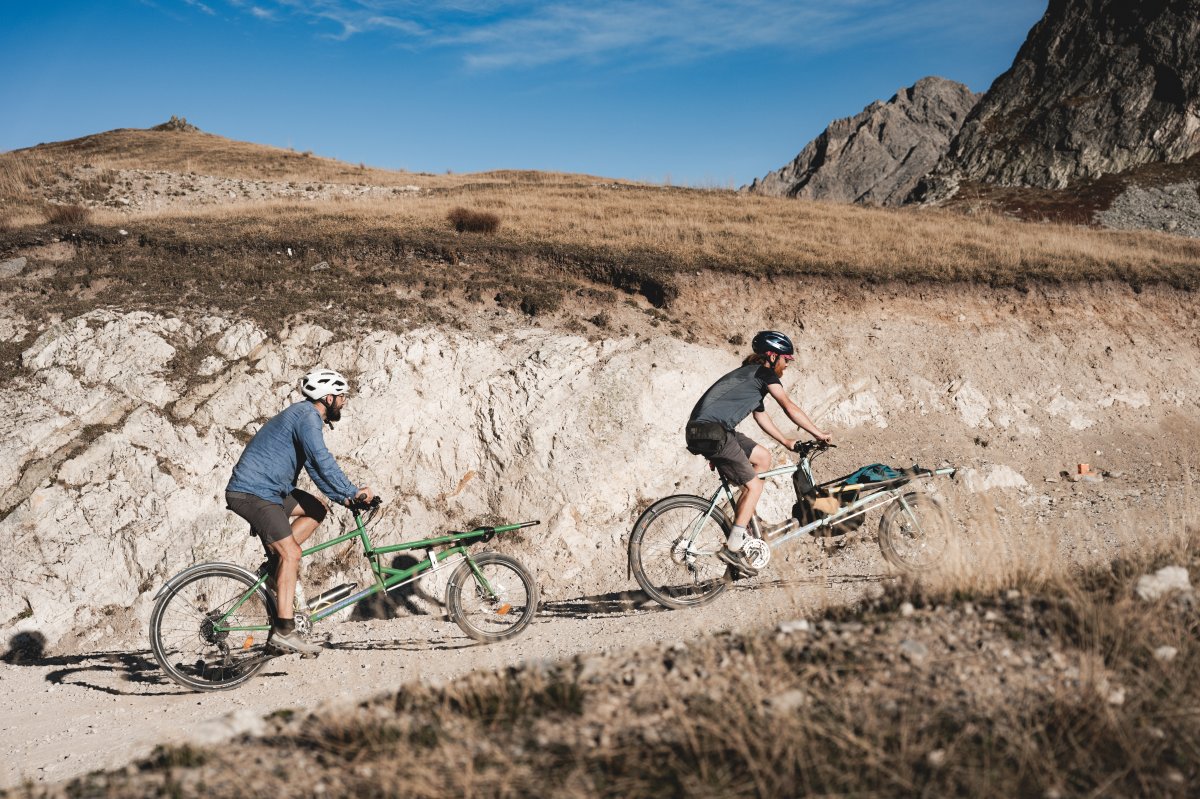 montée en équipe au col des rochilles ( © Agathe Girard — @zag_pictures)